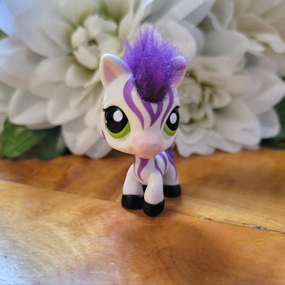 Littlest Pet Shop LPS #2470 Zebra White Purple Green Eyes 2006 - Picture 2 of 13